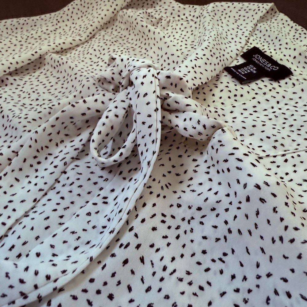 Women's White and Black Blouse